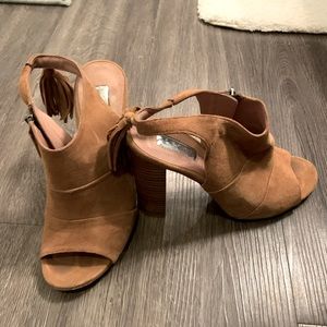 Halogen heels with back tassel